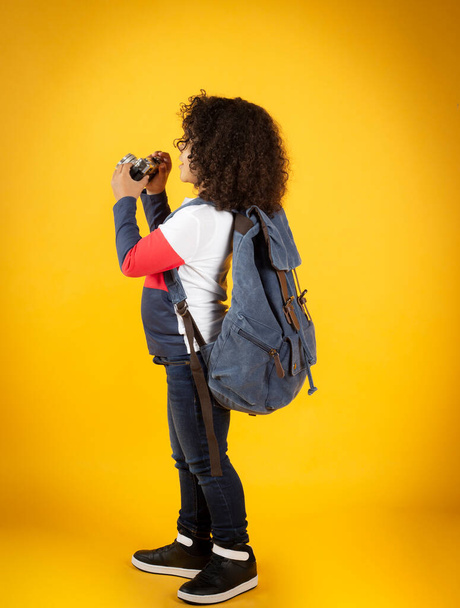 petit garçon avec sac à dos et appareil photo, concept de voyageur - Photo, image