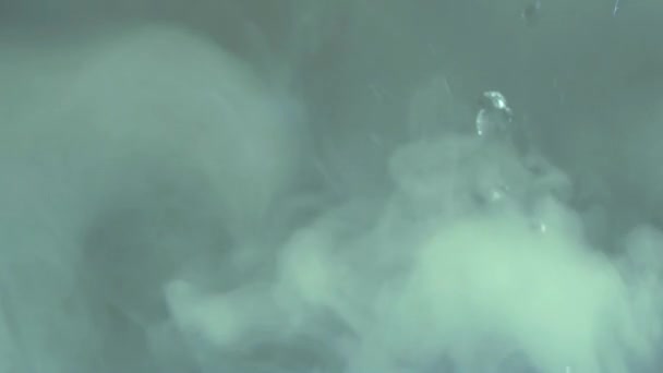 沸騰した渦巻く水のスプラッシュと化学反応は、熱とガス蒸気黄緑色の色の大規模なリリースでドロップジャンプします。水の飛沫は物理現象です - 映像、動画