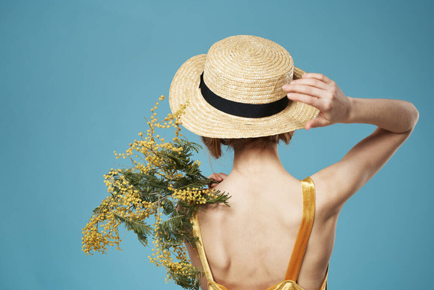 Frau trägt einen Blumenstrauß Hut Rückseite Lebensstil - Foto, Bild