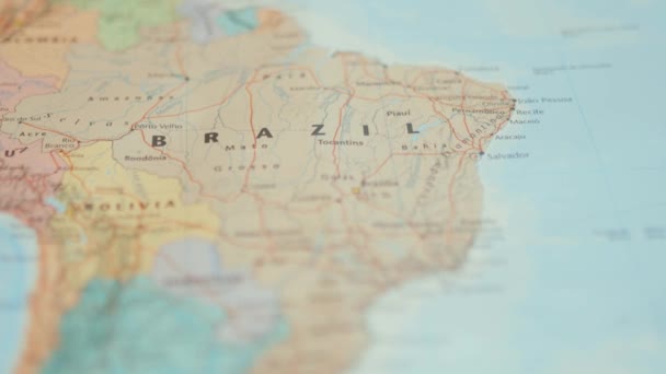 Het land Brazilië op een kleurrijke en wazige Zuid-Amerikaanse kaart - Video