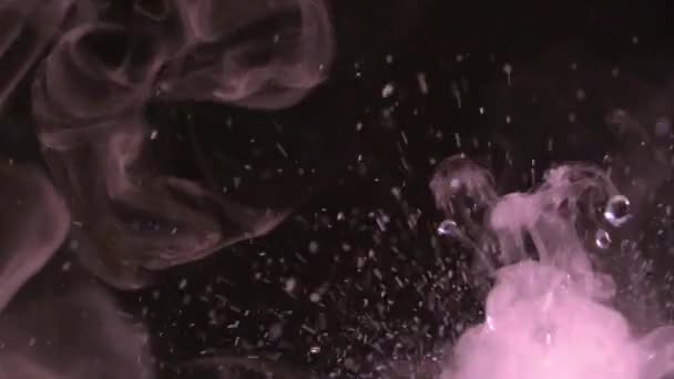 Splash, splashing, drops and splashes of water with steam close-up.Slow-motion video με δυνατότητα loop.Swirl στάγδην και jump water σε κίνηση.Ήρεμο μελωδικό, αναζωογονητικό χαλαρωτικό βίντεο με χορευτικό νερό - Πλάνα, βίντεο