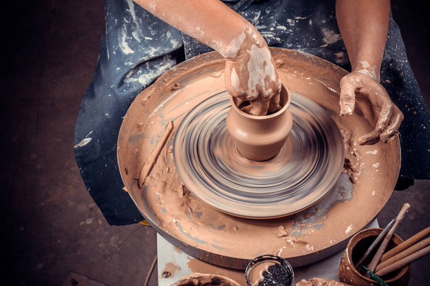 Ceramista mestre desfrutando de arte cerâmica e processo de produção. Artesanato. Close-up. - Foto, Imagem