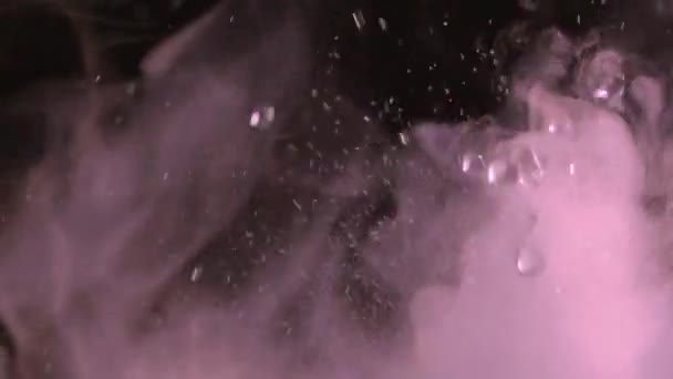 Splash, splashing, drops and splashes of water with steam close-up Slow-motion video with the ability to loop.Swirl drip and jump water in motion.Calm melodyjne, orzeźwiające relaksujące filmy z tańczącą wodą - Materiał filmowy, wideo