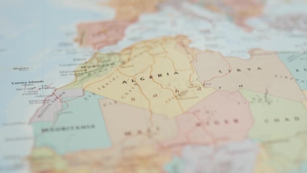 Algerije op een kleurrijke en wazige kaart van het noorden van Afrika - Video