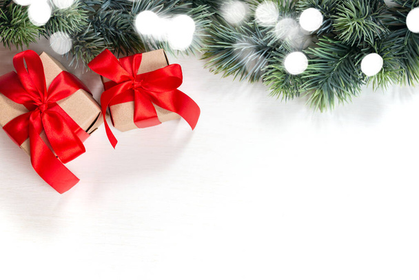 Cadeaux de Noël, branche de sapin sur fond blanc. Joyeux Noël et Joyeuses Fêtes carte postale, cadre. Thème vacances de Noël d'hiver. Couché plat, vue du dessus. - Photo, image
