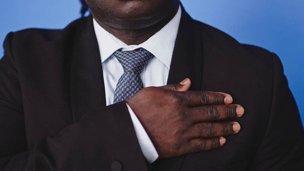 Africano americano preto empresário segurando a mão em seu peito - Foto, Imagem