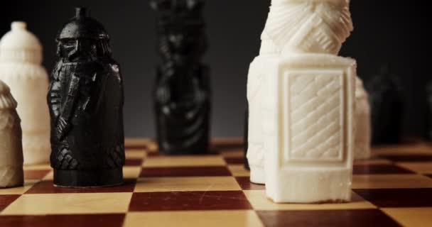 περιστρεφόμενα όμορφα παλιά πιόνια σκάκι σε μαύρο φόντο - Πλάνα, βίντεο
