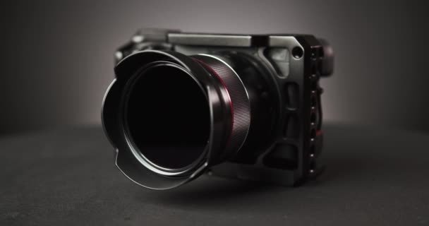 rotierende Fotokamera über schwarzem Hintergrund - Filmmaterial, Video