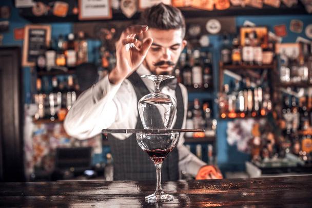 Charismatische vrouwelijke barman schenkt een drankje in de nachtclub - Foto, afbeelding