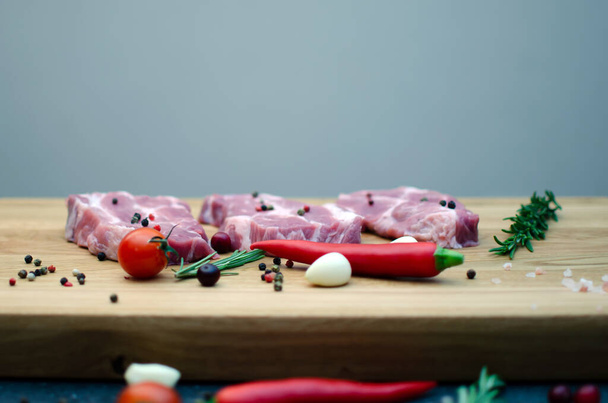 Tři šťavnaté steaky leží vedle červené a zelené chilli papričky, sp - Fotografie, Obrázek