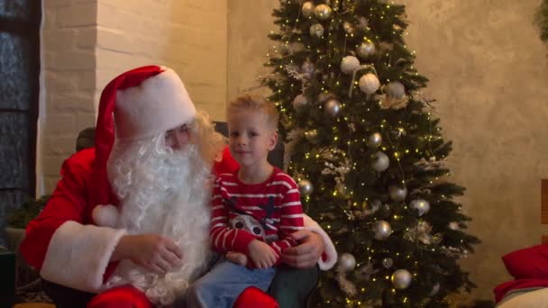 Weihnachtsmann beschenkt süßen Jungen zu Weihnachten - Filmmaterial, Video