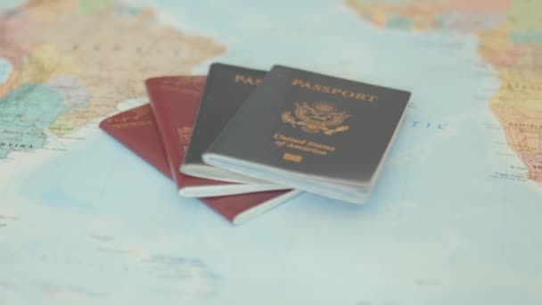 Паспорти Сполучених Штатів Америки та Швеції на барвистій світовій карті - Кадри, відео