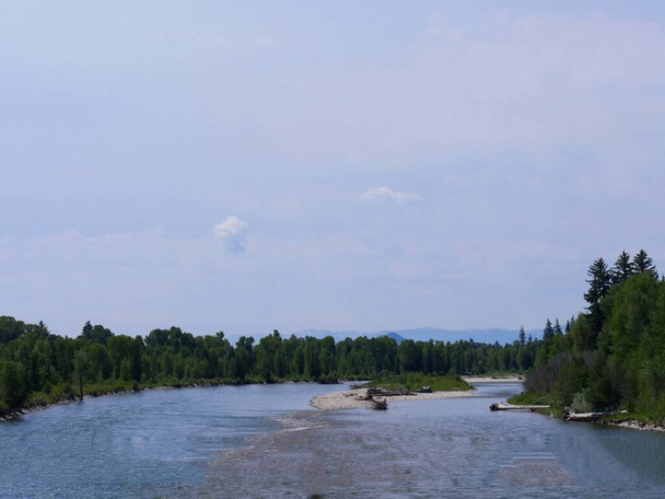 Weitwinkelaufnahme des Snake River, der vor Jackson Hole, Wyoming, fließt. - Foto, Bild
