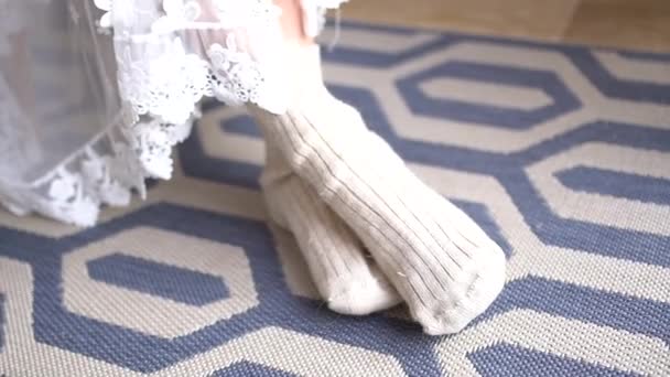 de bruiden benen in grappige sokken gluren uit van onder de peignoir tijdens de bijeenkomst - Video