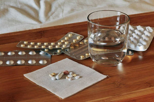 таблетки, готовые к употреблению с водой - Фото, изображение