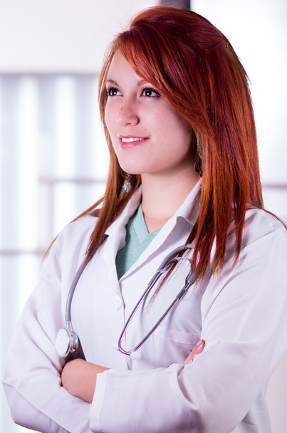 Houkutteleva nuori nainen lääkäri laboratoriossa
 - Valokuva, kuva