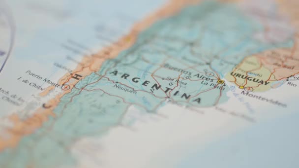 Η χώρα της Αργεντινής σε ένα πολύχρωμο και θολό χάρτη της Νότιας Αμερικής - Πλάνα, βίντεο