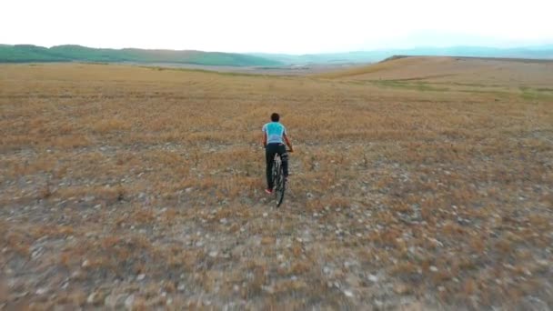田舎で自転車に乗っている若い男。ナバラ、スペイン、ヨーロッパ。4K. - 映像、動画