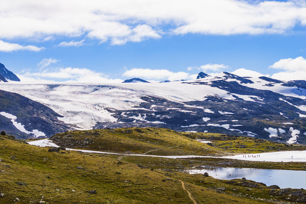 Mountain landscape in summertime with snowy peaks and glaciers. National tourist scenic route 55 Sognefjellet between Lom and Gaupne, Norway. - Foto, imagen