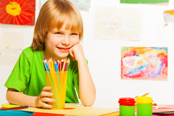 Гарний хлопчик з олівцями
 - Фото, зображення