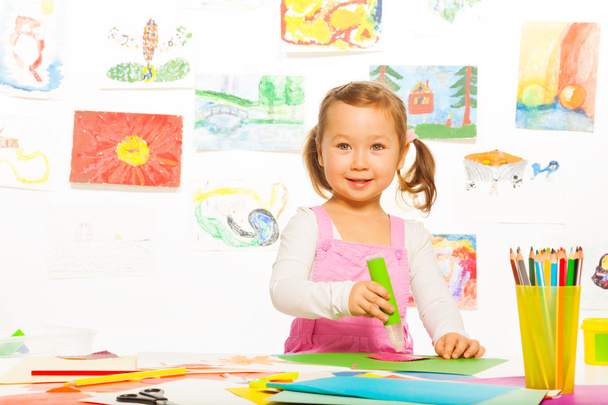 Красива дівчина з кольоровим папером
 - Фото, зображення