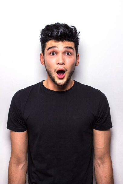 Удивленный человек в черной футболке эмоции макет - Фото, изображение