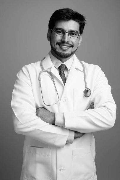 Genç, yakışıklı, sakallı, beyaz arka planda İranlı doktor. - Fotoğraf, Görsel