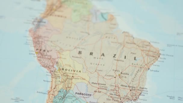 Het land Brazilië op een kleurrijke en wazige Zuid-Amerikaanse kaart - Video