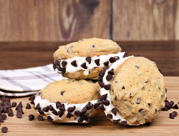 σπιτικό παγωτό σοκολάτα τσιπ cookie sandwices - Φωτογραφία, εικόνα