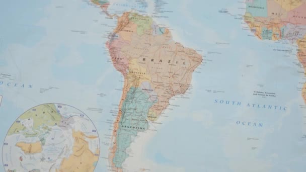 Umkreisender Blick auf Südamerika auf einer bunten Weltkarte - Filmmaterial, Video