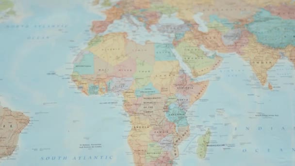 Kreiselnder Blick auf den afrikanischen Kontinent auf einer bunten Weltkarte - Filmmaterial, Video