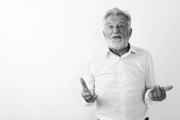 Studio colpo di arrabbiato anziano barbuto uomo con entrambe le braccia sollevate contro sfondo bianco - Foto, immagini