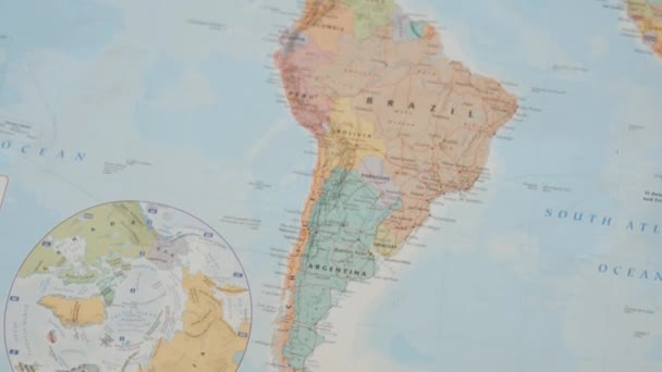 Umkreisender Blick auf Südamerika auf einer bunten Weltkarte - Filmmaterial, Video