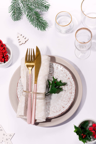 テーブルの上にカトラリーと冬のお祝いのテーブル設定。クリスマス食器. - 写真・画像