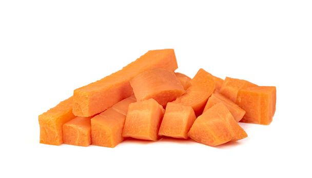 zanahoria picada aislada sobre fondo blanco - Foto, Imagen