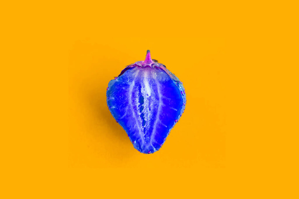 Μωβ σουρεαλιστική φράουλα σε φόντο έντονο πορτοκαλί, minimal concept, σύγχρονη τέχνη - Φωτογραφία, εικόνα