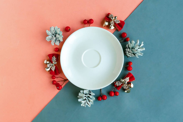 Assiette vide et décoration de Noël sur fond géométrique couleur, concept minimal, espace de copie pour le texte - Photo, image