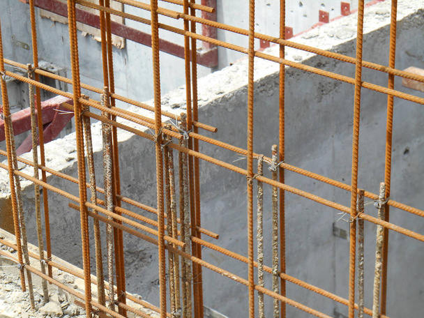 SEREMBAN, MALAISIE - 05 AOÛT 2017 : Barre d'armature en acier utilisée pour le béton armé sur le chantier. Il était attaché ensemble à l'aide de fils minuscules.    - Photo, image