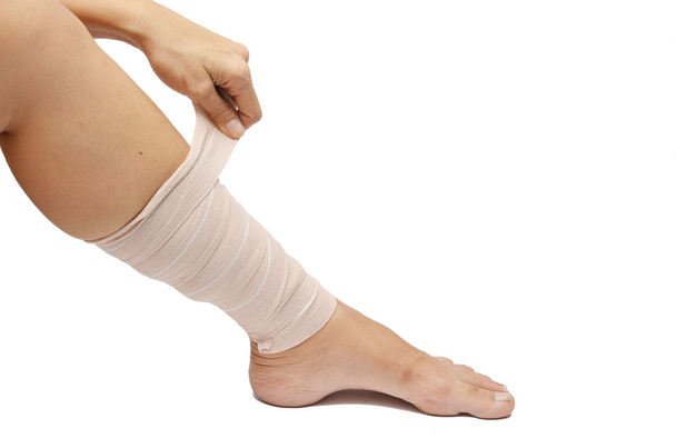dor na perna mulher com elástico no fundo branco
 - Foto, Imagem