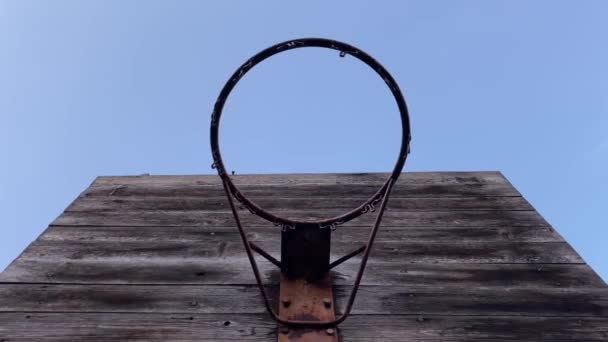 Dramatischer Blick auf verlassenen Basketballkorb und Brett vor dem Hintergrund des Himmels. - Filmmaterial, Video