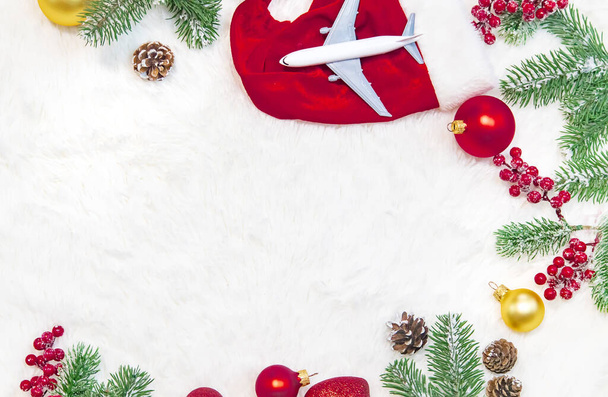 Uçaklı güzel bir Noel geçmişi, seyahat konsepti. Seçici odaklanma. Tatil. - Fotoğraf, Görsel