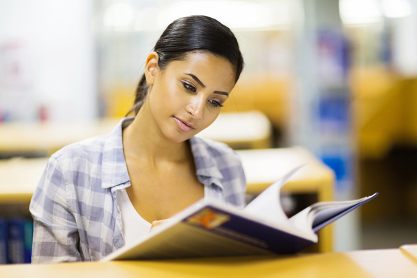 Young college girl in library - Foto, immagini