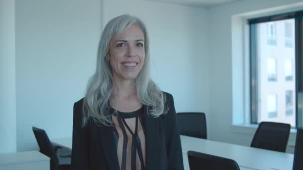 Feliz mujer de negocios de mediana edad positiva de pie en el cargo - Imágenes, Vídeo