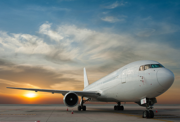 Kaupallinen lentokone auringonlaskun kanssa
 - Valokuva, kuva