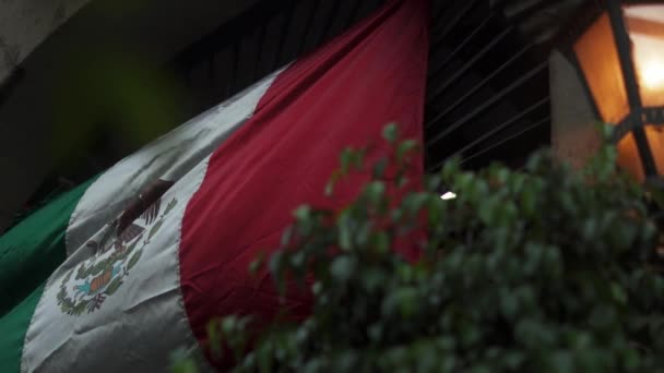 Мексиканский флаг, висящий над входом в здание с дугой - Кадры, видео