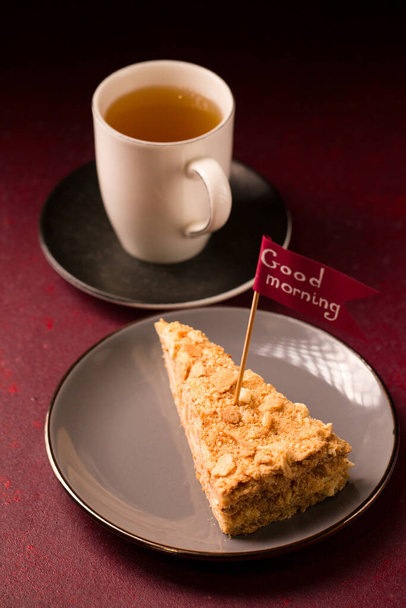 Ранковий трав'яний чай зі скибочкою смачного торта наполеона
 - Фото, зображення