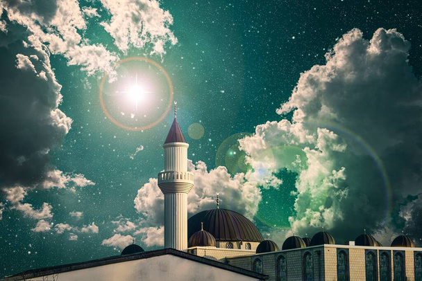 Mecset hátterében naplemente, fény egy új csillag - Fotó, kép