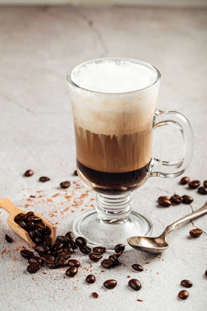 Caffè moccacino con cioccolato in una tazza di vetro - Foto, immagini