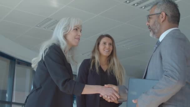 Des partenaires commerciaux confiants se réunissent au bureau - Séquence, vidéo