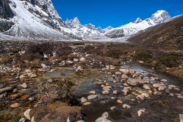 PHERICHE, NEPAL - CIRCA PAŹDZIERNIK 2013: widok Himalajów (Awi, Cholatse, Tabuche Peak) z Pheriche około października 2013 w Pheriche. - Zdjęcie, obraz